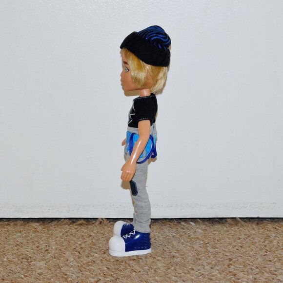 2015 MGA Bratz 10" Metallic Madness Cameron Doll with Some Accessories - Picture 5 of 7